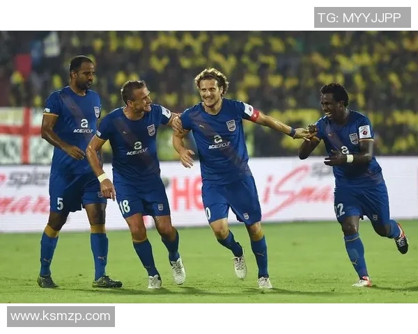 印度足球离谱一幕：球员扒开短裤显露内裤色彩 裁判看后将其罚下